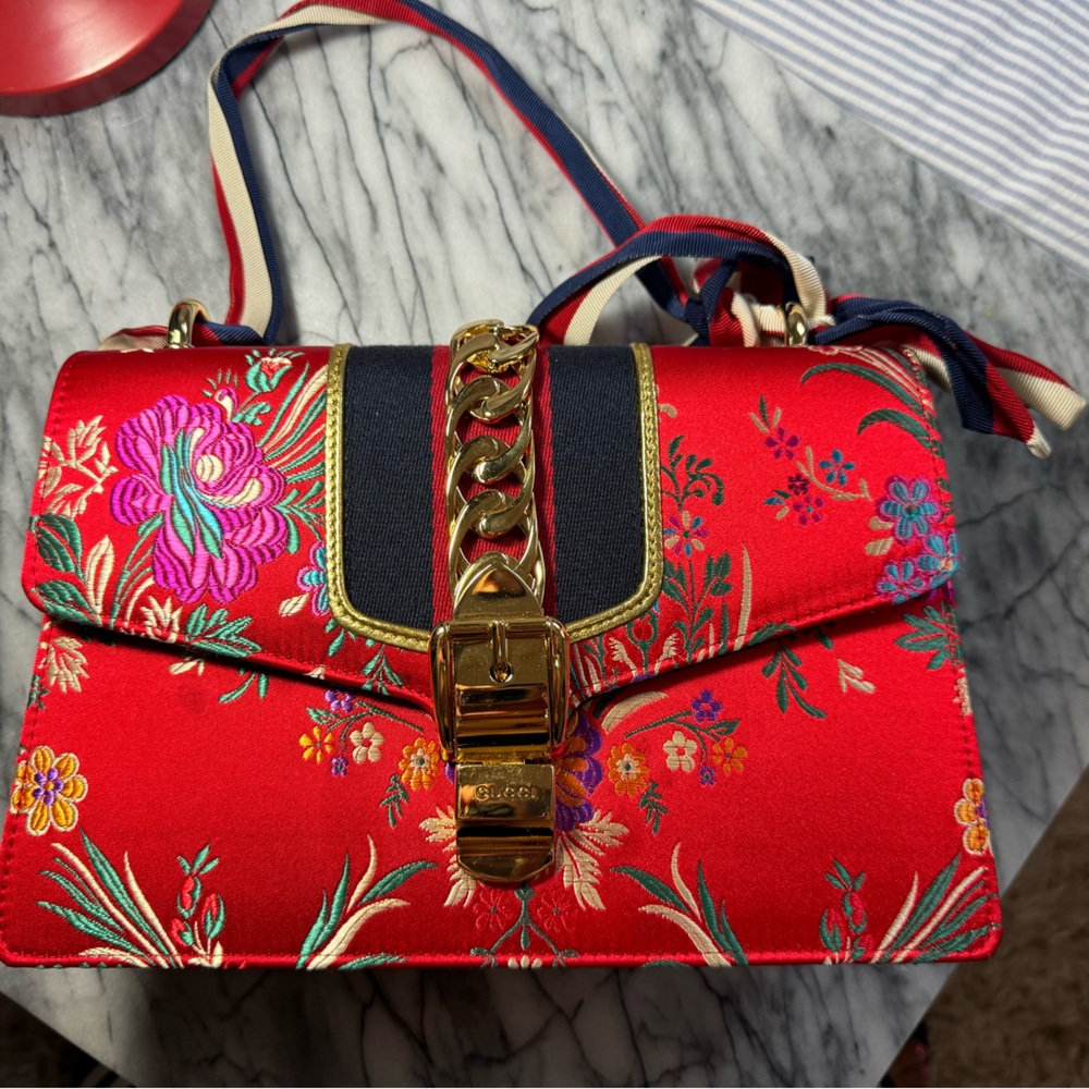 GUCCI
NWT (BUT SOME WEAR)
Gucci Tokyo Print Sylvie Shoulder Bag